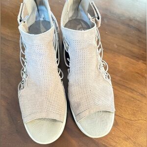 Jambu Naomi Wedge Open Toe Suede Sandals in Beige Size 8.5